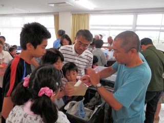 親子など約60人が参加
