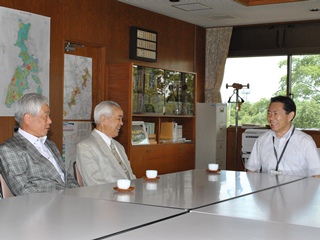 市長と談笑する流山市歌謡演芸連合会の方