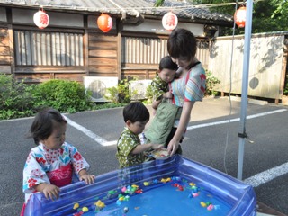 浴衣姿のご家族連れの皆さん