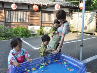 浴衣姿のご家族連れの皆さん