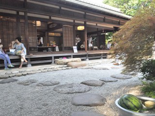 懐かしい日本の夏の風物詩を楽しむ皆さん