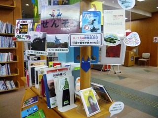 平和に関する本を展示中