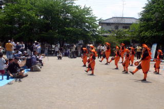 さまざまな団体が歌や踊りを披露