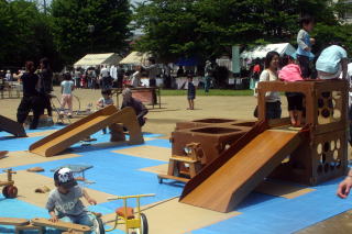 子どもの広場には大型遊具が