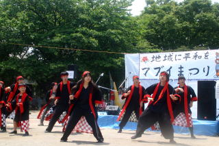 さまざまな団体が歌や踊りを披露