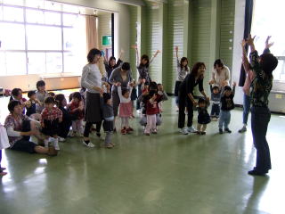 大きく背伸びして