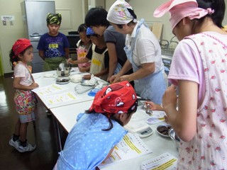 小学生がカップケーキやゼリーづくりに挑戦