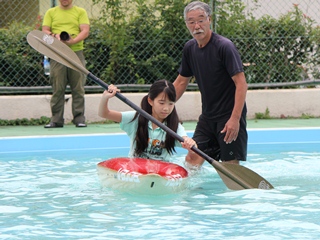 まずは幼児用プールで