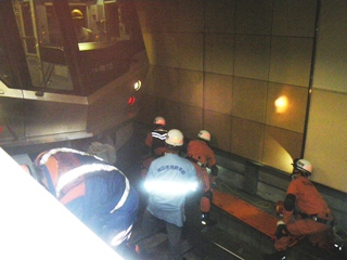 電車と人との接触事故による負傷者の救出訓練