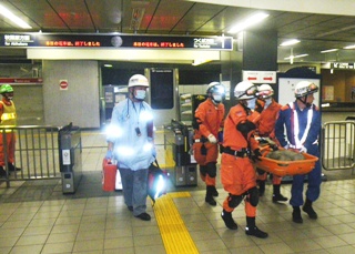 負傷者を担架で応急救護所へ運び、病院へ搬送する訓練