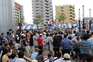 抽選会には大勢の人が