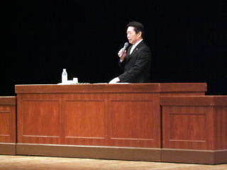 講演する井崎市長