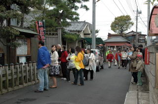 陣屋跡を訪れたウオーキングイベントの参加者たち