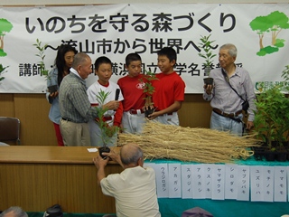 ゲートボール場に植樹