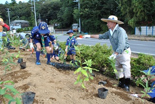 植樹会場で指示を出す宮脇先生