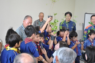 木の名前を復唱して覚えましょう