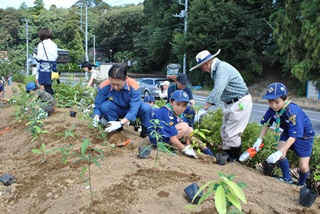 井崎市長子どもたちとも一緒に植樹
