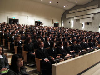 文化会館で江戸川大学入学式