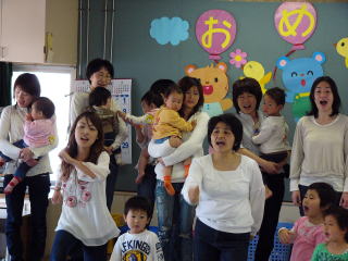 子どもたちも楽しそうに踊って