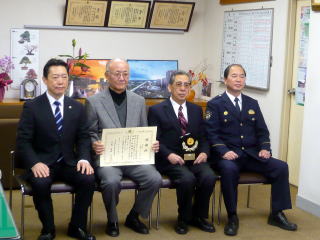 井崎市長を囲んで記念写真