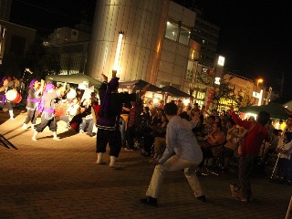 沖縄音楽のチャンプラーズが登場