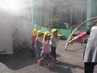 煙体験ハウスで煙体験をする子どもたち