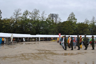 陸上競技場で防災訓練