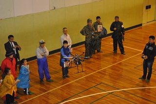 デモ飛行を見学する市民