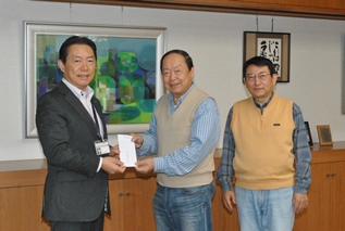 井崎市長と小宮会長、増澤副会長