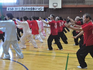 約200人の愛好者が日頃の練習の成果を披露