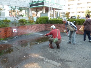 水消火器を使っての初期消火訓練