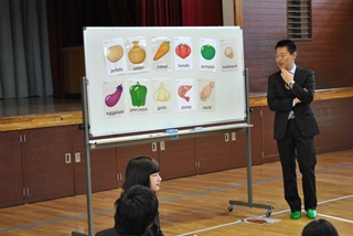 高校生が小学生に英語の授業