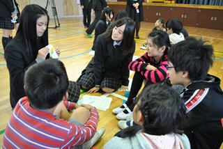 高校生が小学生に英語の授業