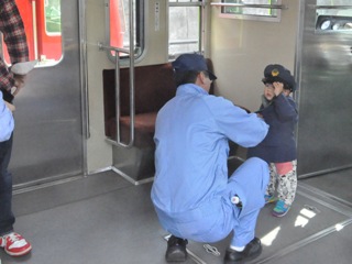 制服を着る小さなお子さん