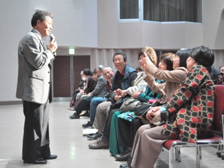 客席を歩きながら歌う大泉さん