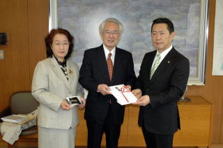 唐沢さんと熊坂さんが市長室を訪れて