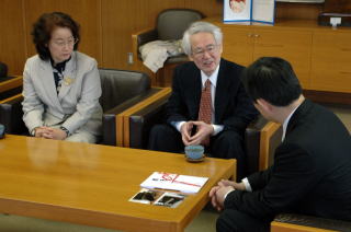 市長室にて談笑する唐沢さんと熊坂さん