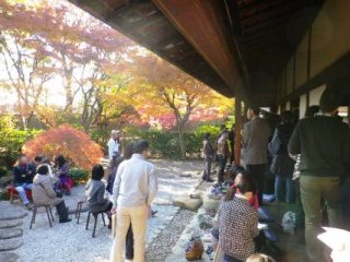 庭園の紅葉が見ごろを迎えた一茶双樹記念館