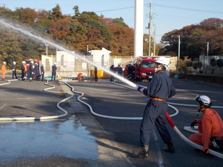 消防団員がポンプの操作などを学ぶ