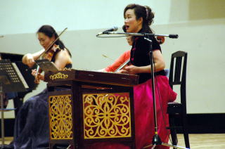 中国民族楽器の楊琴と歌を披露する鄭宇さん