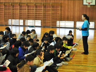 講師の勝又さんの話に聞き入る子どもたち