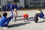 サッカーをする子どもたち