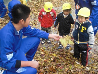 お兄さんと遊んでうれしそう