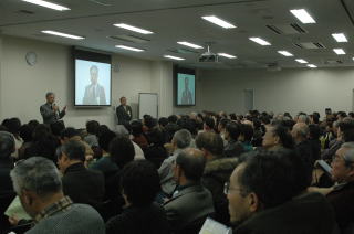 あいさつする市村佑一学長