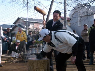 井崎市長も参加し餅つきに汗を