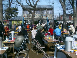 地域の皆さん大勢集まってコミュニケーションを