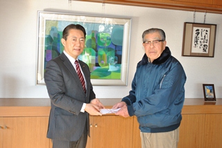 井崎市長に浄財が手渡されました