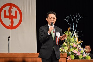 あいさつする市長