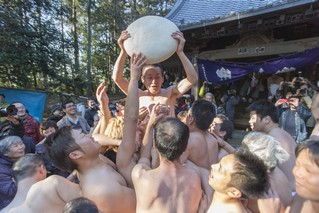 いよいよ餅取りが始まります