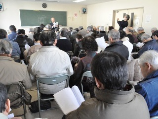 定員の倍以上の参加があって満席の会場